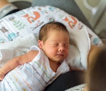 Comment Installer Bebe Sur Un Coussin D Allaitement La Boite Rose