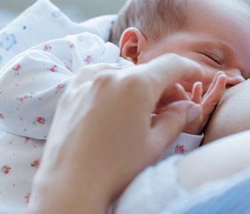 Le Coussin D Allaitement Un Indispensable De Votre Grossesse La Boite Rose