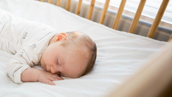 Il Se Retourne Sur Le Ventre Pendant La Nuit, Que Faire ? | La Boîte Rose