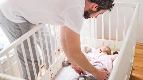 A Partir De Quel Âge Laisser Son Bébé Dormir Sur Le Ventre ? | La Boîte Rose