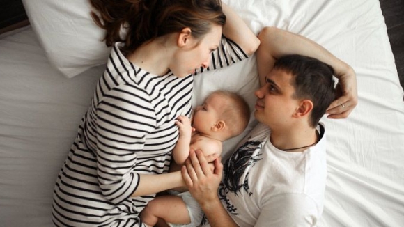 Allaitement Et Rôle Du Papa : Comment Ne Pas Le Mettre À L'écart ? | La  Boîte Rose